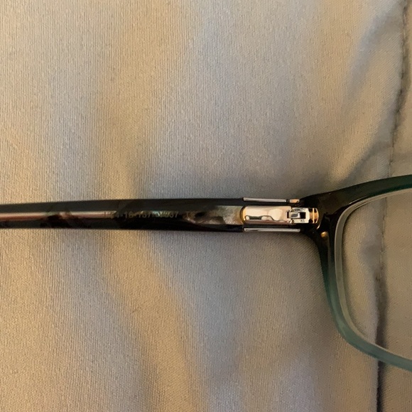 Vera Wang eyeglasses frames, soft eyeglass case included - Picture 4 of 11